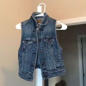 Cropped and sleeveless jean jacket